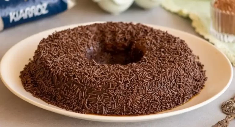 10 Receitas de Bolo de Chocolate Macio com Cobertura de Brigadeiro que Você Precisa Experimentar 42 Bolo de Chocolate Macio com Cobertura de Brigadeiro