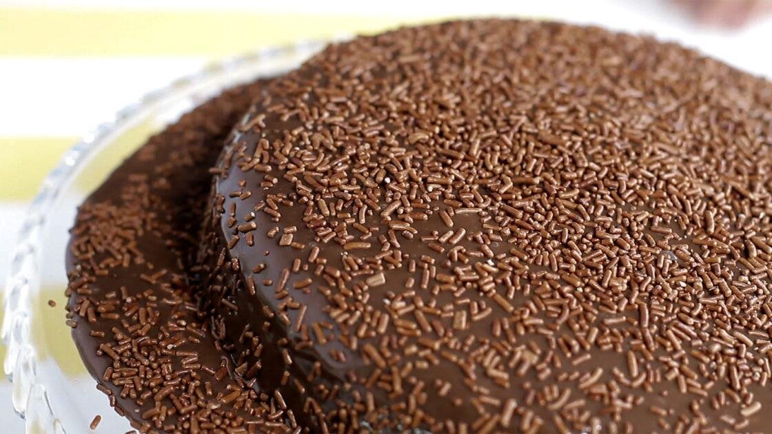 10 Receitas de Bolo de Chocolate Macio com Cobertura de Brigadeiro que Você Precisa Experimentar 2 Bolo de Chocolate Macio com Cobertura de Brigadeiro